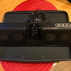 Logitech Apple iPod speaker w remote control.